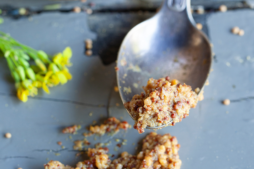 Grove mosterd op lepel